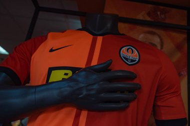 Kharkiv, Ukrayna - 3 Ağustos 2019: Fc Shakhtar 'ın futbol takımı (forması) fan dükkanında