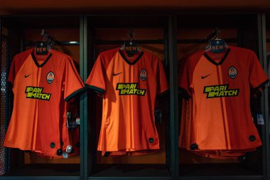 Kharkiv, Ukrayna - 3 Ağustos 2019: Fc Shakhtar 'ın futbol takımı (forması) fan dükkanında