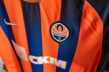 Kharkiv, Ukrayna - 3 Ağustos 2019: Fc Shakhtar 'ın futbol takımı (forması) fan dükkanında