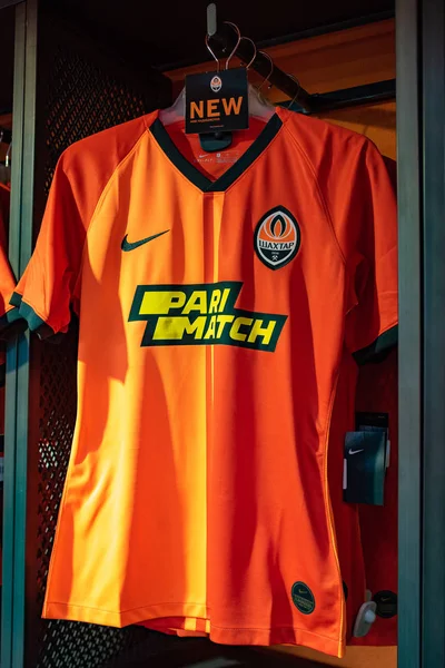 Kharkiv, Ukrayna - 3 Ağustos 2019: Fc Shakhtar 'ın futbol takımı (forması) fan dükkanında