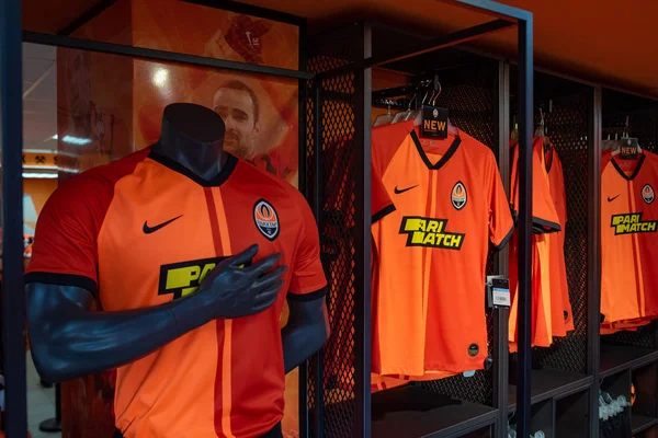 Kharkiv, Ukrayna - 3 Ağustos 2019: Fc Shakhtar 'ın futbol takımı (forması) fan dükkanında