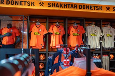 Kharkiv, Ukrayna - 3 Ağustos 2019: Fc Shakhtar 'ın futbol takımı (forması) fan dükkanında
