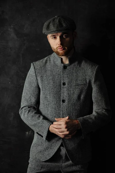 Hombre Barbudo Joven Guapo Serio Con Sombrero Sobre Fondo Gris — Foto de Stock