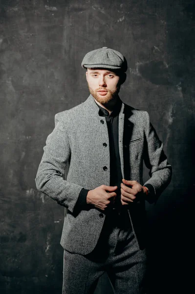 Listo Para Negocio Hombre Barbudo Con Gorra Traje Gris Sujeta — Foto de Stock