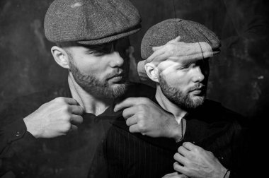 Sakallı adamın iki portresi. Dikey portre