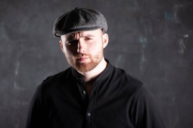 sakallı adam portresi stüdyo. 