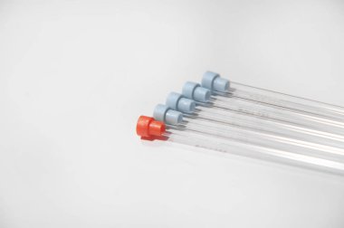 Bilim laboratuarı ekipmanları, beş test tüpü Tıbbi laboratuvar.