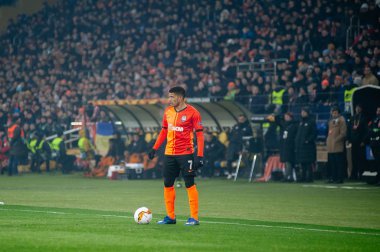 Kharkiv, Ukrayna - 20 Şubat 2020: Uefa Avrupa Ligi 'nde Shakhtar Donetsk Taison forveti Benfica' ya karşı. Fotoğrafta film sesi