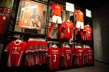 Lizbon, Portekiz - 27 Şubat 2020: Avrupa Ligi maçından önce Estadio Da Luz 'daki fan dükkanında Benfica Kit