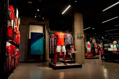 Lizbon, Portekiz - 27 Şubat 2020: Avrupa Ligi maçından önce Estadio Da Luz 'daki fan dükkanında Benfica Kit