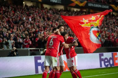 Lizbon, Portekiz - 27 Şubat 2020: Estadio Da Luz 'daki Avrupa Ligi maçında Benfica oyuncuları golü kutluyor