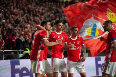 Lizbon, Portekiz - 27 Şubat 2020: Estadio Da Luz 'daki Avrupa Ligi maçında Benfica oyuncuları golü kutluyor