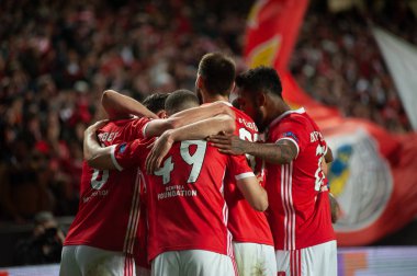 Lizbon, Portekiz - 27 Şubat 2020: Estadio Da Luz 'daki Avrupa Ligi maçında Benfica oyuncuları golü kutluyor