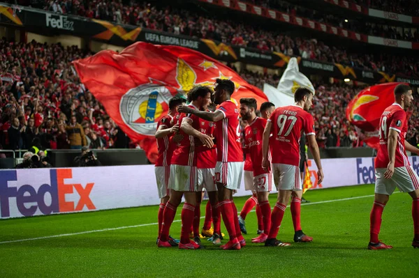 Lizbon, Portekiz - 27 Şubat 2020: Estadio Da Luz 'daki Avrupa Ligi maçında Benfica oyuncuları golü kutluyor