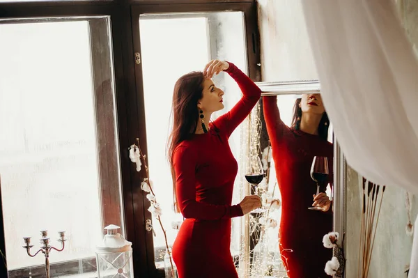 Kvinna Röd Klänning Med Glas Röd Vinranka Nära Spegel — Stockfoto