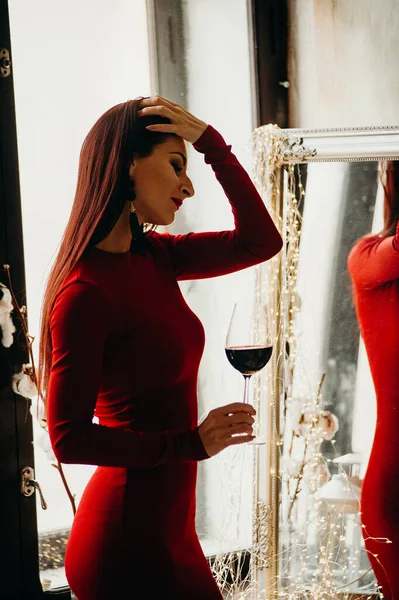Γυναίκα Κόκκινο Φόρεμα Ποτήρι Κόκκινο Κρασί Κοντά Στον Καθρέφτη — Φωτογραφία Αρχείου