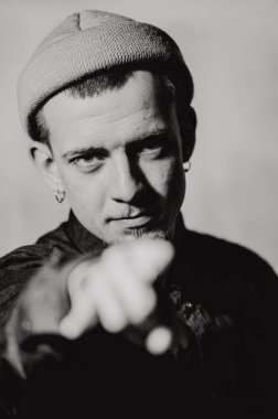 Tek renkli, siyah beyaz fotoğraf. Şapkalı, sakallı bir adamın portresi. Kitap kavramı. 