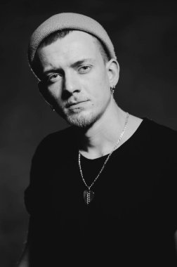 Tek renkli, siyah beyaz fotoğraf. Şapkalı, sakallı bir adamın portresi. Kitap kavramı. 