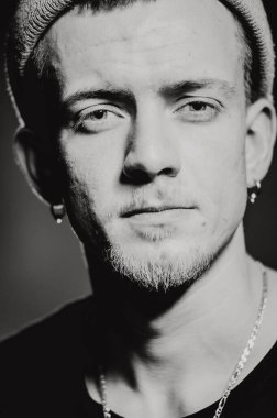 Tek renkli, siyah beyaz fotoğraf. Şapkalı, sakallı bir adamın portresi. Kitap kavramı. 