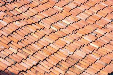 Çatıda eski seramik kiremitler.