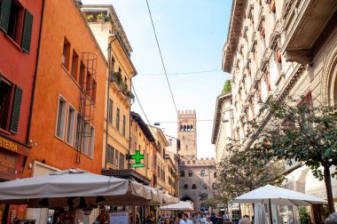 Bologna, İtalya - 30 Eylül 2019: Güneşli Bologna Caddesi