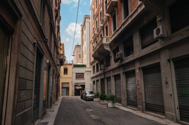 Bologna, İtalya - 30 Eylül 2019: Güneşli Bologna Caddesi