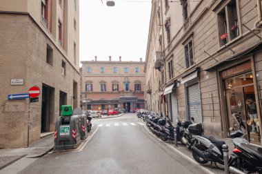 Bologna, İtalya - 30 Eylül 2019: Güneşli Bologna Caddesi