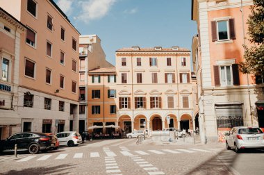 Bologna, İtalya - 30 Eylül 2019: Güneşli Bologna Caddesi