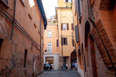 Bologna, İtalya - 30 Eylül 2019: Güneşli Bologna Caddesi