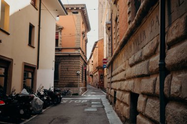 Bologna, İtalya - 30 Eylül 2019: Güneşli Bologna Caddesi