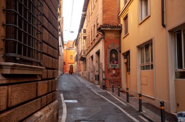 Bologna, İtalya - 30 Eylül 2019: Güneşli Bologna Caddesi