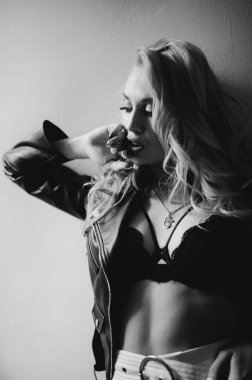 Sarışın, genç bir kadının tek renkli portresi..