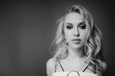 Sarışın, genç bir kadının tek renkli portresi. Siyah beyaz fotoğraf