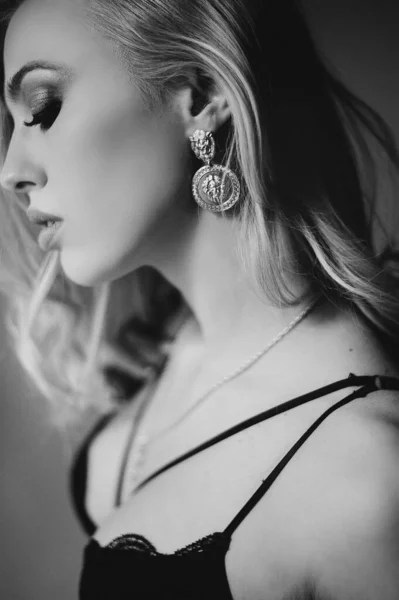 금발에 아름다운 여자의 모노크롬 — 스톡 사진