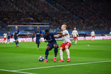 Leipzig, Almanya - 20 Mart 2020: Tottenham Hotspur 'dan Serge Aurier ve Leipzig-Tottenham maçında RB Leipzig karşılaşmasında Angelino 