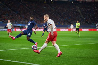 Leipzig, Almanya - 20 Mart 2020: Tottenham Hotspur 'dan Serge Aurier ve Leipzig-Tottenham maçında RB Leipzig karşılaşmasında Angelino 