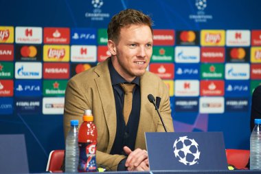 Leipzig, Almanya - 20 Mart 2020: Leipzig teknik direktörü Julian Nagelsmann Leipzig maçında Tottenham 'a karşı Leipzig Arena maçında 