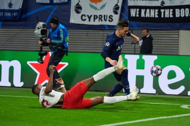 Leipzig, Almanya - 10 Mart 2020: Leipzig-Tottenham maçında Dayot Upamecano ve Erik Lamela