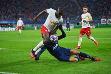 Leipzig, Almanya - 10 Mart 2020: Leipzig-Tottenham maçında Dayot Upamecano ve Erik Lamela