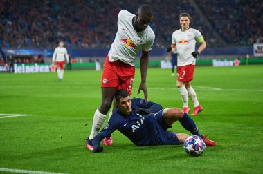 Leipzig, Almanya - 10 Mart 2020: Leipzig-Tottenham maçında Dayot Upamecano ve Erik Lamela