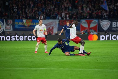 Leipzig, Almanya - 10 Mart 2020: Leipzig-Tottenham maçında Dayot Upamecano ve Erik Lamela