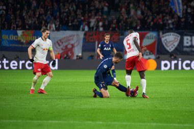 Leipzig, Almanya - 10 Mart 2020: Leipzig-Tottenham maçında Dayot Upamecano ve Erik Lamela