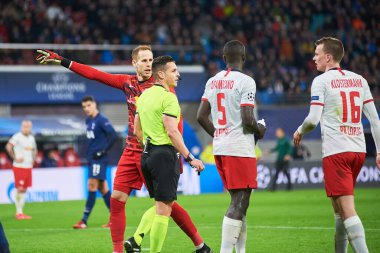 Leipzig, Almanya - 10 Mart 2020: Leipzig Arena 'da oynanan maçta Dayot Upamecano ve Klosterman, Gulasci