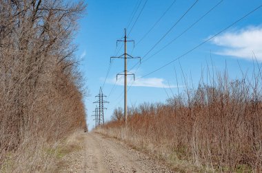 Elektrik iletim güç hatları. Yüksek voltaj kuleleri.