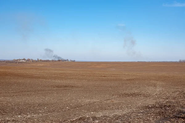 Tarımda yanlış yöntem. Alan arkaplanı yanıyor. Çiftçiler hasattan sonra şeker kamışı kuru yaprakları yakarlar.. 