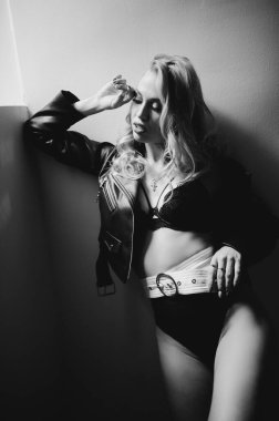 Şık, modaya uygun, iç çamaşırlı, zarif saç stili sarışın kız. İç çamaşırlı genç kadın modelin güzel portresi. Gölge arka planda mükemmel bir kadın vücudu.