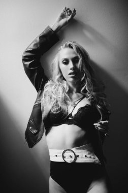 Şık, modaya uygun, iç çamaşırlı, zarif saç stili sarışın kız. İç çamaşırlı genç kadın modelin güzel portresi. Gölge arka planda mükemmel bir kadın vücudu.