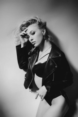 Şık, modaya uygun, iç çamaşırlı, zarif saç stili sarışın kız. İç çamaşırlı genç kadın modelin güzel portresi. Gölge arka planda mükemmel bir kadın vücudu.