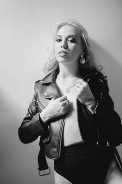 Şık, modaya uygun, iç çamaşırlı, zarif saç stili sarışın kız. İç çamaşırlı genç kadın modelin güzel portresi. Gölge arka planda mükemmel bir kadın vücudu.