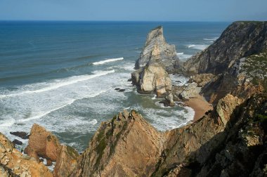 Avrupa 'nın kayalık kıyıları. Praia da Ursa. 